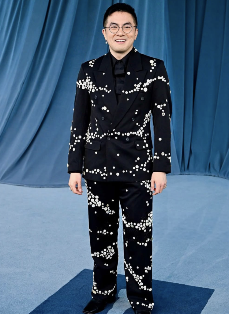 Bowen Yang se ha convertido en una de las figuras más disruptivas y necesarias del entretenimiento actual.